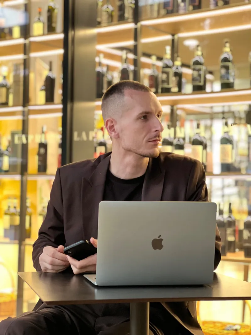 Актёр, 33 года