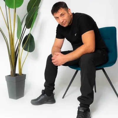 Актер, 42 жас